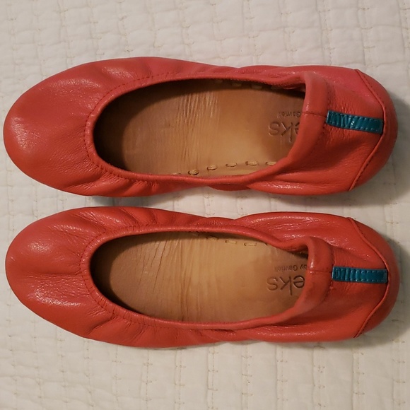 Tieks Shoes - Tieks Coral Color size 7 flats shoes
